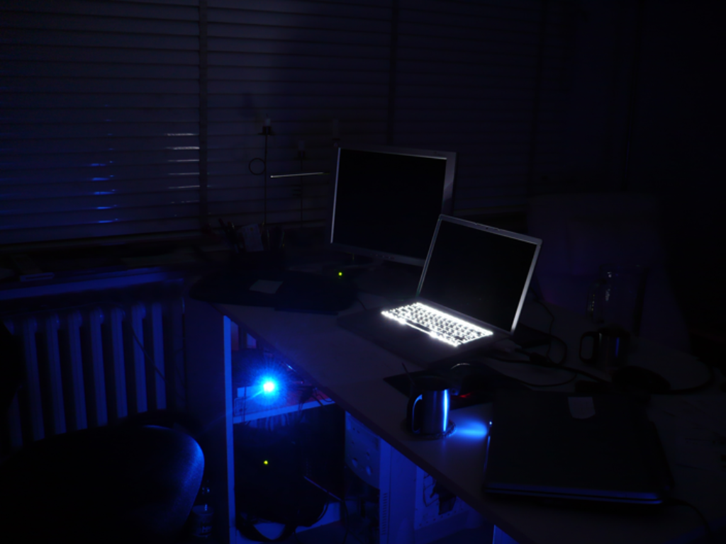 Galeriebild schreibtisch.png